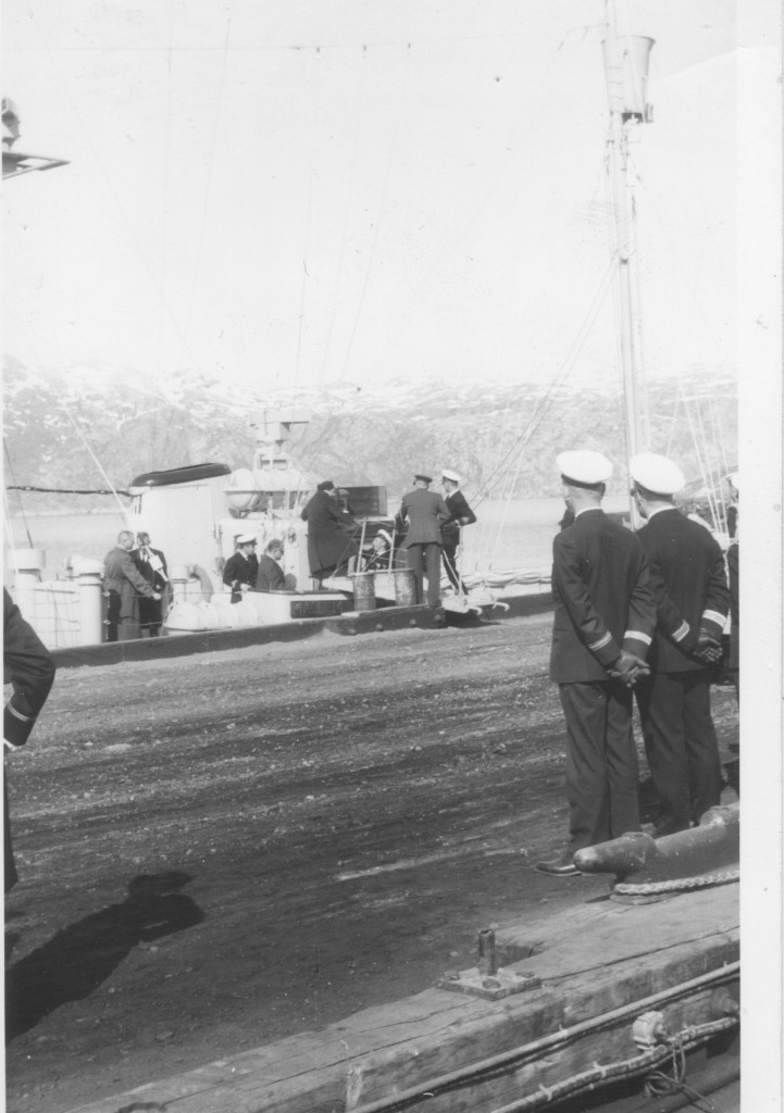 Ankomst af den amerikanske ambassadør til kajanlæg på Flådestation Grønnedal. Foto forår 1965 af Erik K Abrahamsen.
