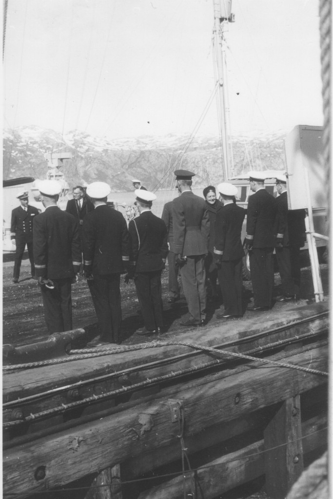 Søofficerer fra Grønlands Kommando og Flådestation Grønnedal hilser på den amerikanske ambassadør. Foto forår 1965 af Erik K Abrahamsen.