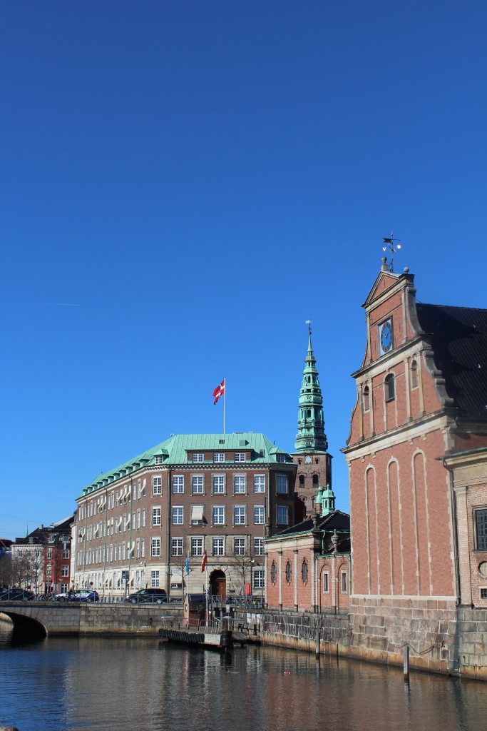 Forsvarsministeriet med Holmens Kirke - Søværnets ombyggede smedje i 1617-19 til højre i billedet. Foto den 12. marts 2015 af Erik K Abrahamsen