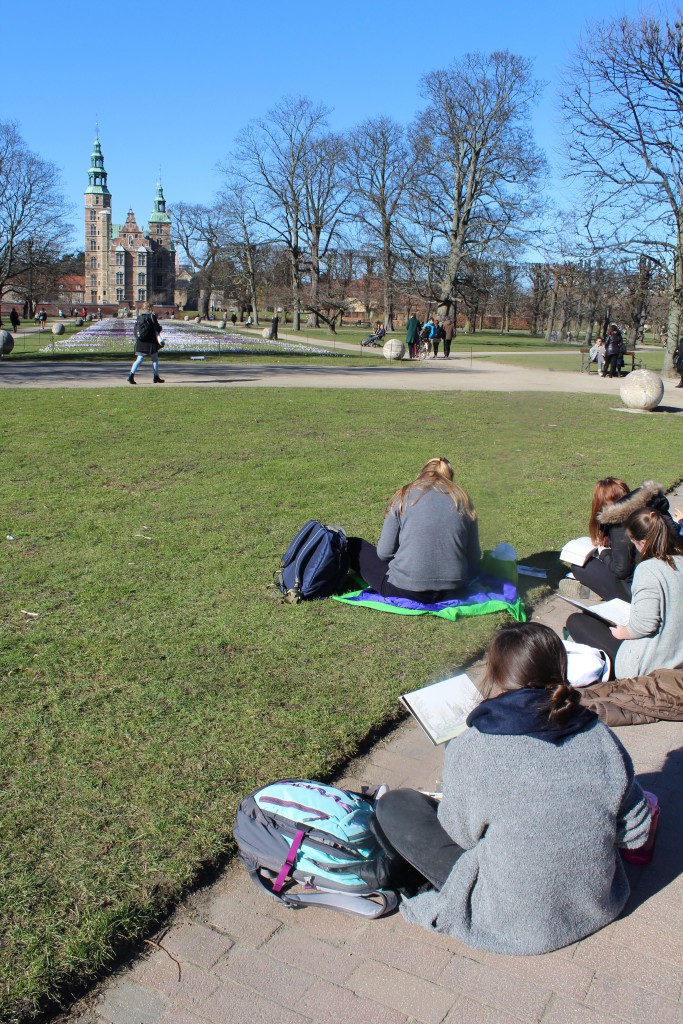 Elever på tegnekursus i Kongens Have. Foto den 12. marts 2015 af Erik K Abrahamsen