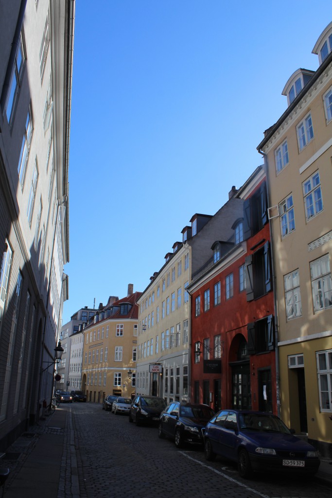 Nikolajgade ved Nikolaj Plads og Kirke. Foto den 12. marts 2015 af Erik K Abrahamsen