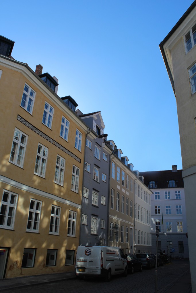 Dybensgade mellem Nikolajgade og Admiralgade. Pakhus bygget ca. 1800 efter den store brand i 1795 i København. Foto i rretnig mod Admiralgade den 12. marts 2015 af Erik K Abrahamsen