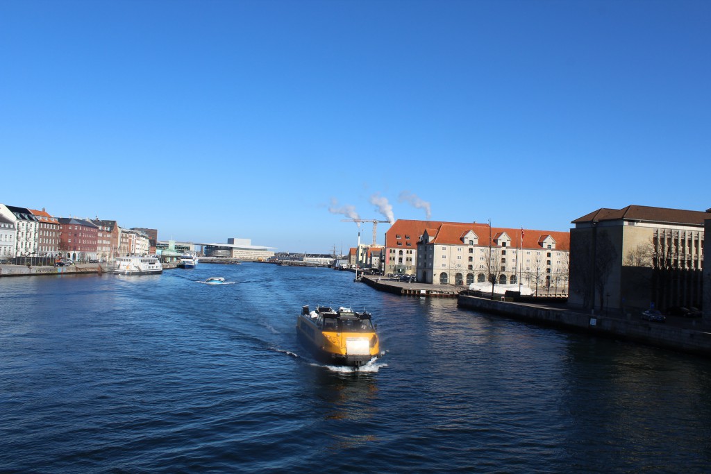 Udsigt fra Knippelsbro ud over København Inderhavn mod Udenrigsministeriet, Eightsved Pakhus og Operaen i billedets baggrund. Foto i retnig øst den 12. marts 2015 af Erik K Abrahamsen