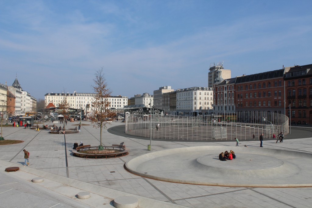 Israels Plads nyrenoveret og i indviet i 2014. I baggrundes se Torvehallerne mellem og Frederiksborggade. Foto den 16. marts af Erik K Abrahamsen