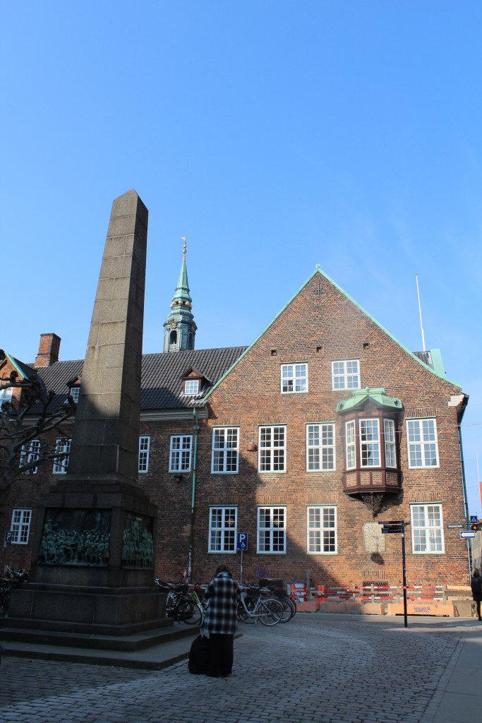 Bispetorvet med monument til minde om Reformationen i 1536, Bispegården, som var rådhus i 1400-tallet og Sct . Petri Kirkes tårn og spir i baggrunden. Foto den 16. marts 2015 af Erik K Abrahamsen