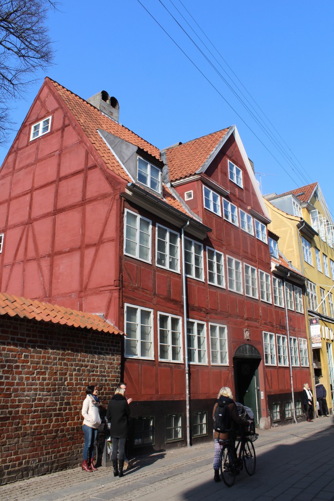 Skindergade nr. 8 opført i 1733efter den store brand i Købengvn i oktober 1728 med 8 fag og gavlkvist på 4 fag. Foto den 16. marts 2015 af Erik K Abrahamsen