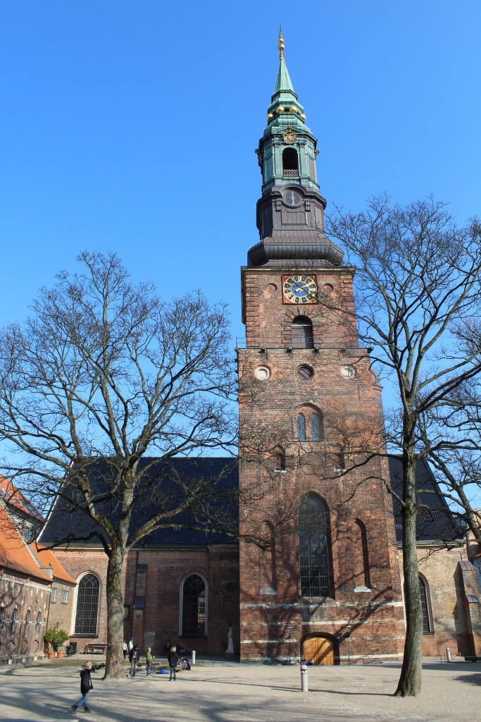 Sct. Petri kirke opført i gotisk stil i 1600-talet oven på ruiner af tidlegere Sct. Peders Kirke bygget i 1200-tallet. En af København ældste kirker. TiGravkapeller fra 1680-erne i billedets venstre side. Foto den 16. marts 2015 af erik K Abrahamsen