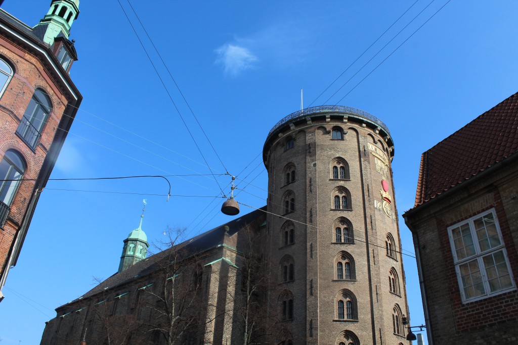 Rundetårn og Trinitatis Kirke. Rebus af Kong Christian de 4. ses som udsmykning på tårnets facade mod Regensen til højre i billedet. Fot den 16. marts 2015 af Erik K Abrahamsen