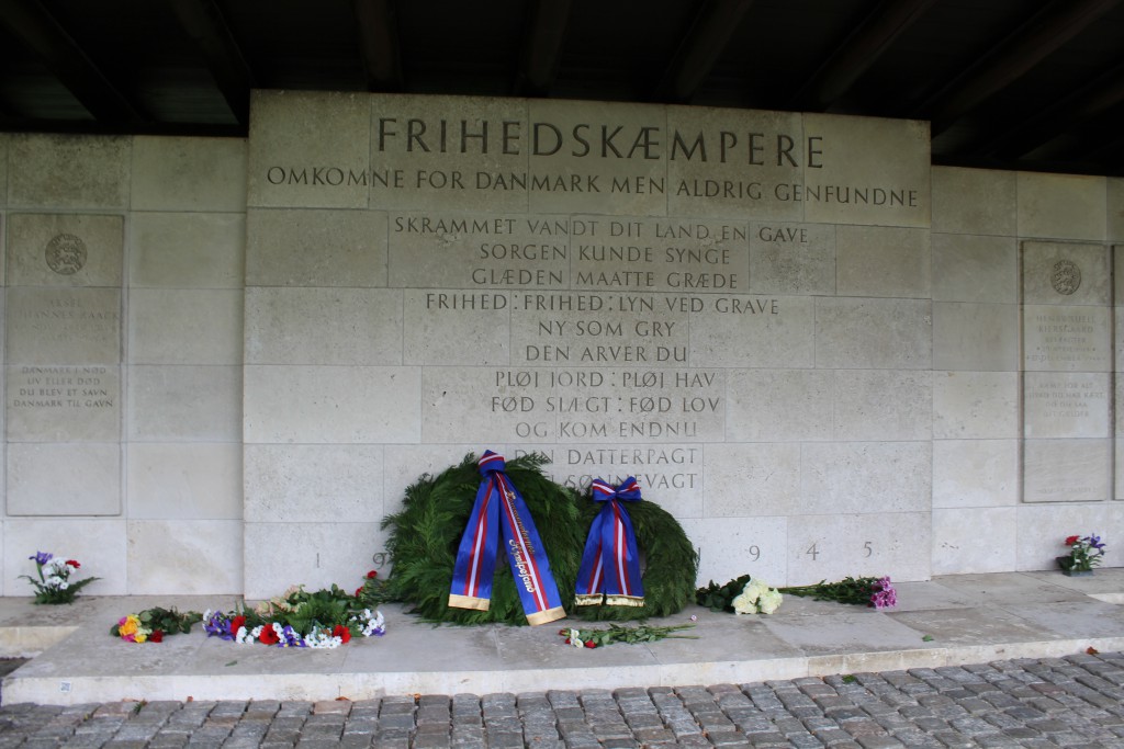 Pergola med mindetavler for 205 danske modstandsfolk hvis lig aldrig er fundet. Foto 4. maj 2015 af Erik K Abrahamsen