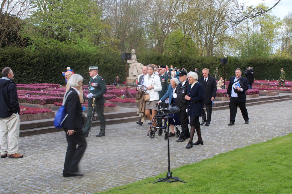 Personligt inviterede gæster og frihedskæmpere ankommer til Mindehøjtideligheden. Foto den 4. maj 2015 af Erik K Abrahamsen