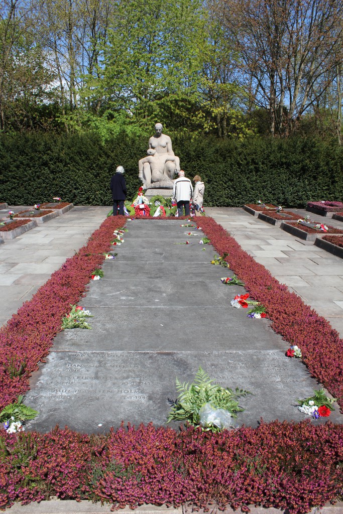 Det store Gravfelt med mindetave foran med navne på 91 modstandfolk som ligger begravet i ders respektive hjemstavnsegne. Foto den 6. maj 2015 af Erik K Abrahamsen