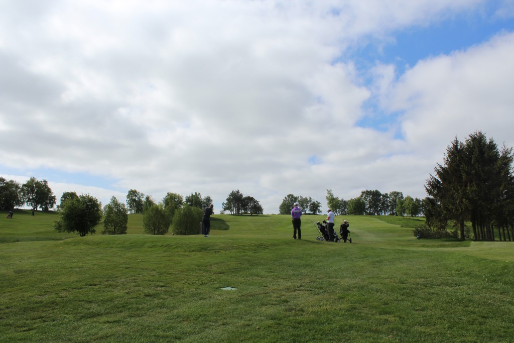 HUL 2, par 4. Alle 3 golfspiller slår med driver fra teested. Foto den 24. maj 2015 af Erik K Abrahamsen