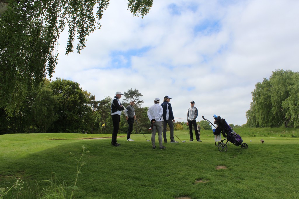 Asserbo Pokalen. Hul 16.3 golfspillere venter på tilladelse til at drive fra tee sted. Foto den 24. maj 2015 af Erik K Abrahamsen