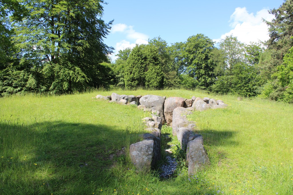 Jættestue fra Yngre Stenalder ca. 32oo F.Kr. beliggende 10 meter fra Helsingevej ved Enghavevej. Foto i retning øst den 9. juni 2´15 af Erik K Abrahamsen