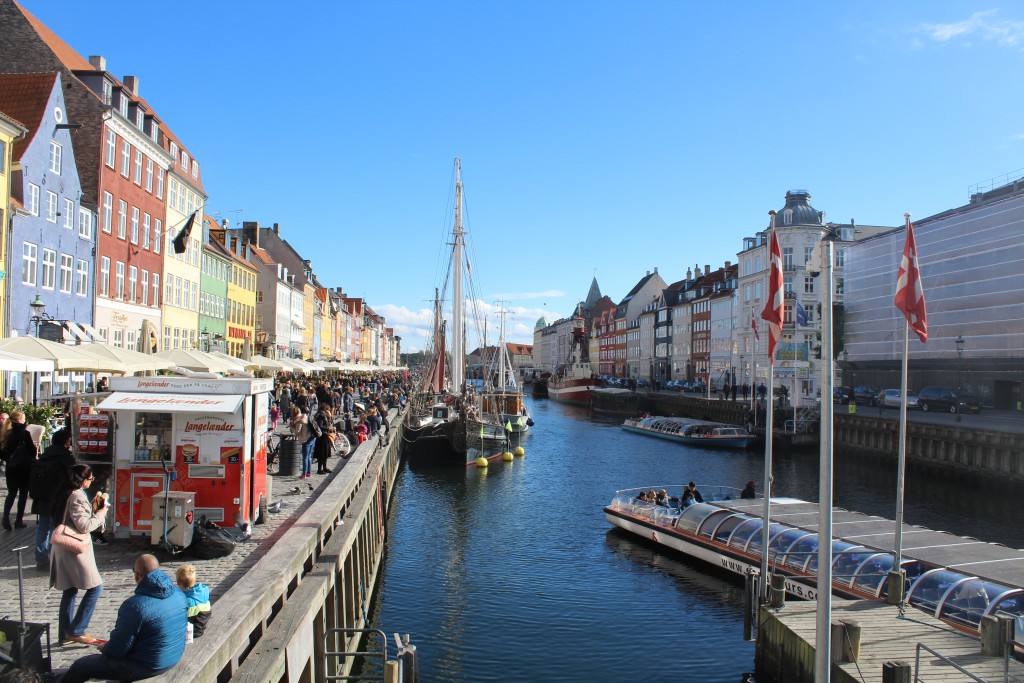 Nyhavn canal as neighbor to Kgs Nytorv. Photo 12. october 2015 by Erik K