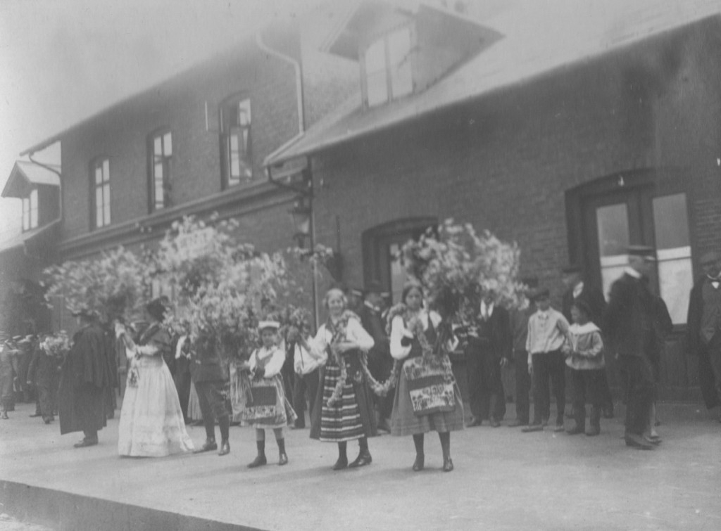 Weicome to guests on Skagen Railway Station. Photo by Laurits Tuxen. Photo from Laurits Tuxen private photo album 1902-27. Scanned january 2016.