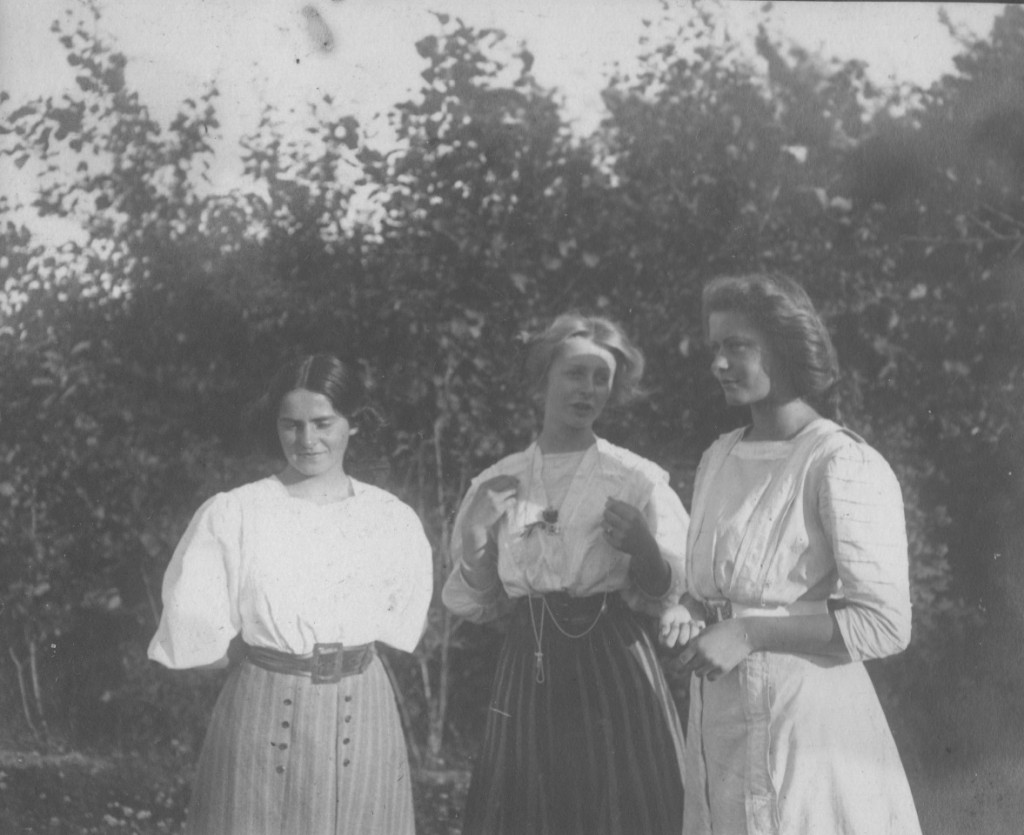 Villa Dagminne. At left Yvonne Tuxen and at right Vibeka Krøyer. Phot from Laurits Tuxen private photo albu 1902-27. Xcanned 2. february 2016.