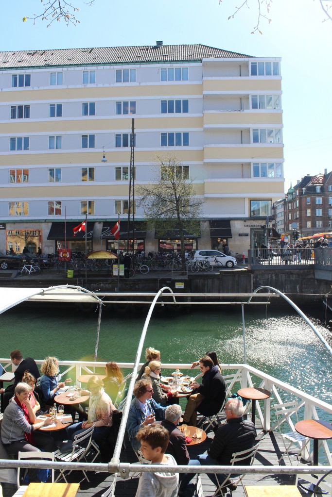 View to Christianshavn Canal, restaurant and baker´s shop "Lagkagehuset". Photo 4. may 2016 by Erik K Abrahamsen.