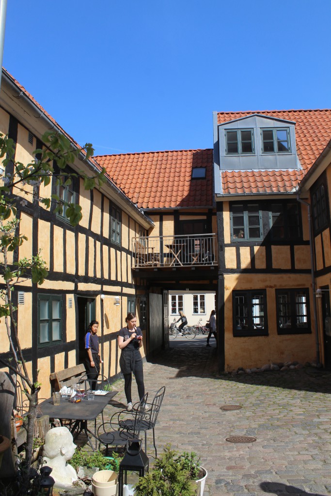 Vestergade. 18 th. century merchant estate. Todau restaurant with outdoor caé in courtyard. Photo 7. may 2016 by Erik K Abrahamsen.