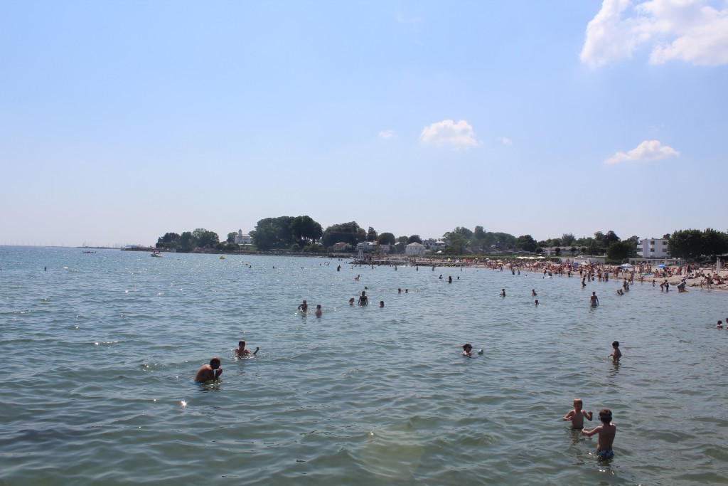 Swim, play and fun in the water of Øresund at Bellevue Beach. Photo in direction south