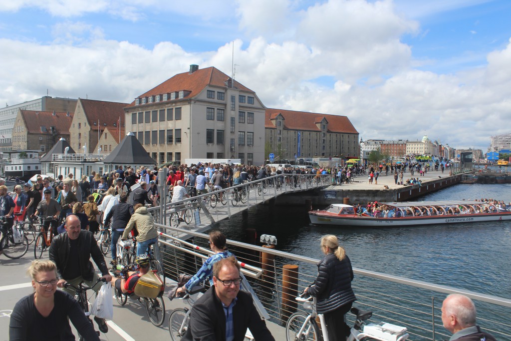 People passingon walk-and bike bridge "Trangravsbroen"