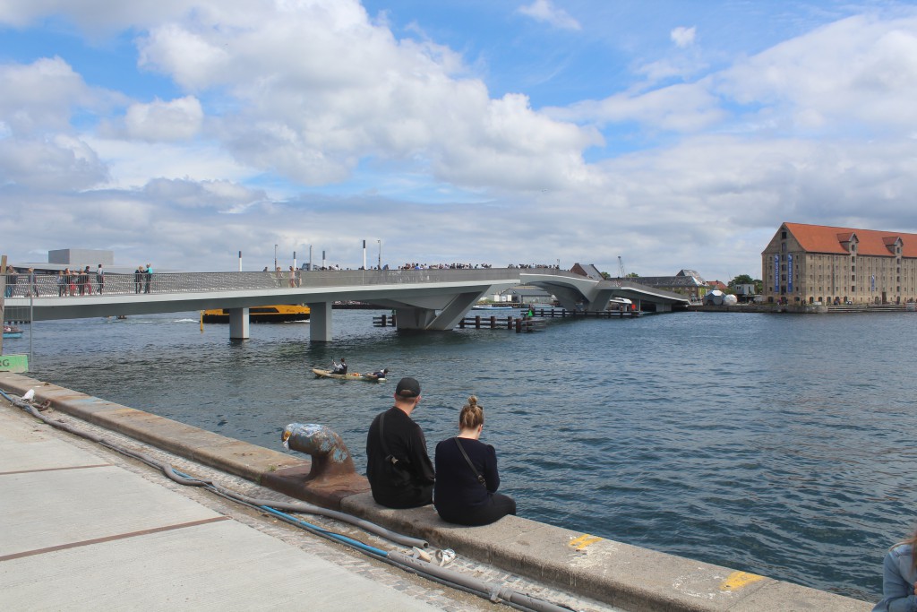 New bike-andwalk bridge "Indernavnsbroen" between Nyhavn and Christianshavn.