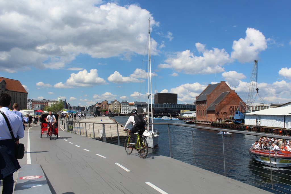Udsigt fra ny gang- og cykelbro Trangravsbroen mod Grønlandske Handels Plads og Inderhavnsbroen over København Inderhavn. Foto den 15. juli 2017 af Erik K Abrahamsen.