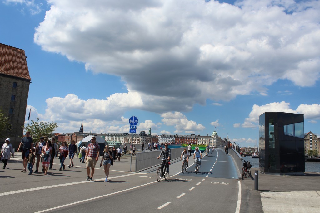 Ny gang- og cykel bro over København Inderhavn. Foto fra Christianshavn mod nord den 15. juli 2017 af Erik K Abrahamsen