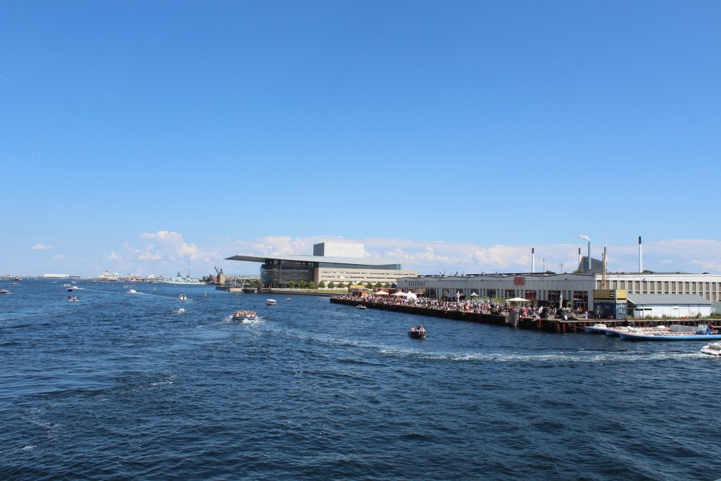 Udsigt fra toppen af ny Inderhavnsbroen mod Operaen og Papirøen (Christiansholm) med street food restaurents. Foto i retning øst den 15. juli 2017 af Erik K Abrahamsen.