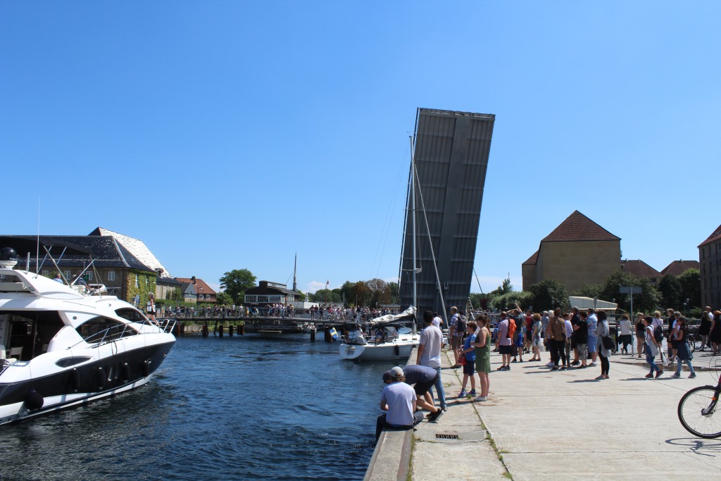Gennemsejling meellem Trangraven kanal til højre og Christianshavn Kanal til højre. Foto i retning syd en 15. juli 2017 af Erik K Abrahamsen.