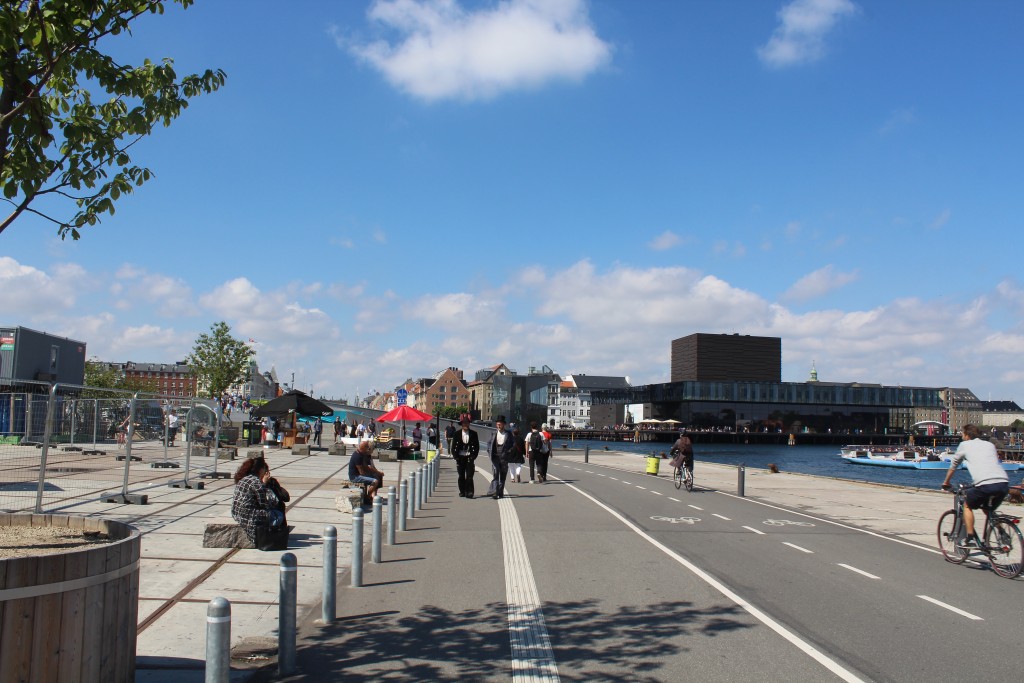 Udsigt fra Christianshavn mod ny gang- og cykelbro "Inderhavnsbroen". 