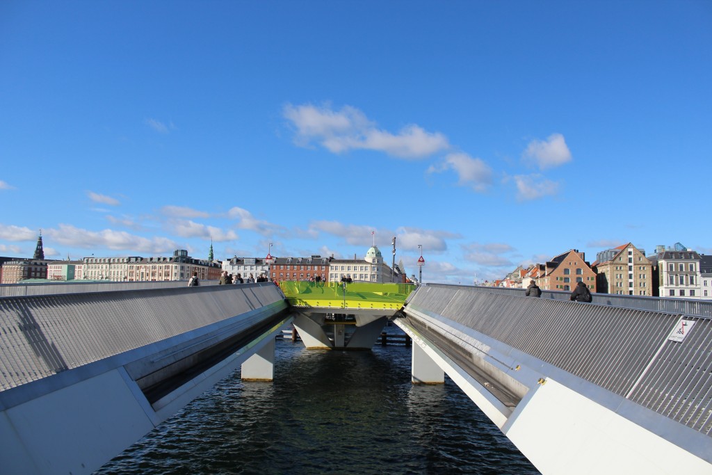 New 180 m long walk-and bike bridge "Inderhavnbroen" - mobile slide section in middle and stationer sections at left and right. Phoot in direction north 9. october 2017 by Erik K Abrahamsen.