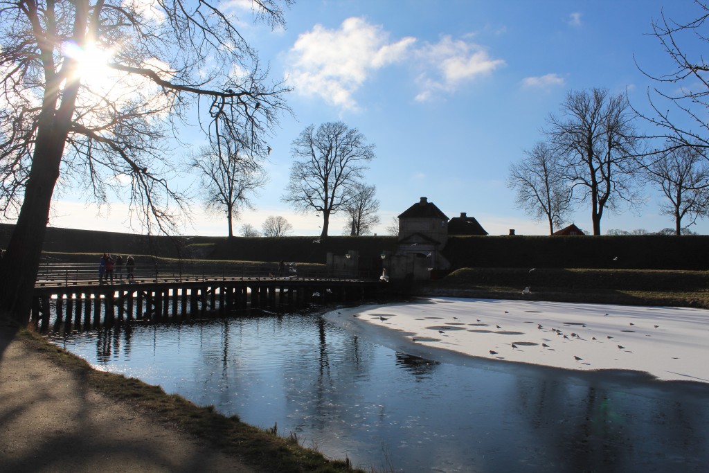 Fæstning Kastellet bygget 1661-64. Udsigt mod Norgesporten, volde og voldgrave. Fot kl 9.50 den 22 februar 2018 af erik K Abrahamsen.
