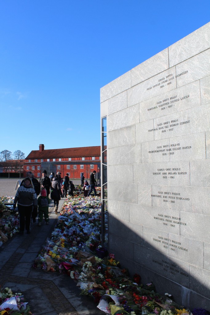 I RUM: ET MENNESKE. Her er all navne på alle danskere som er døde i Danmarks indsats i internationale missioner siden 1948.