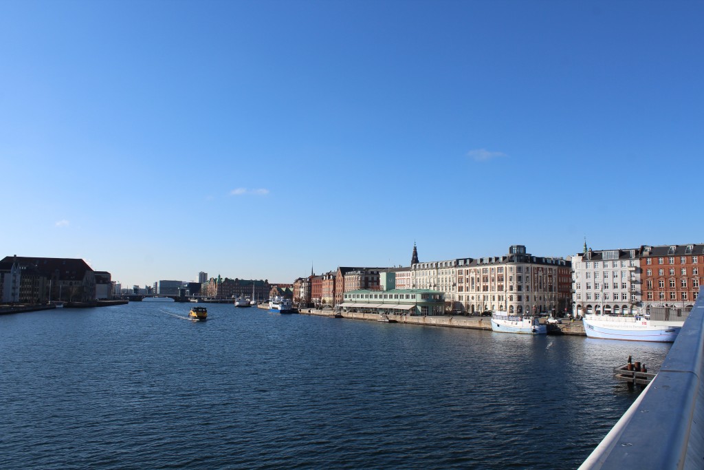Copenhagen Inner Harbour. View from Inderhavnsbroen to at left Christianshavn, Knippelsbro and houses on quarter Gammelholm. Phot in direction west 22. february 2018 by Erik K Abrahamsen.