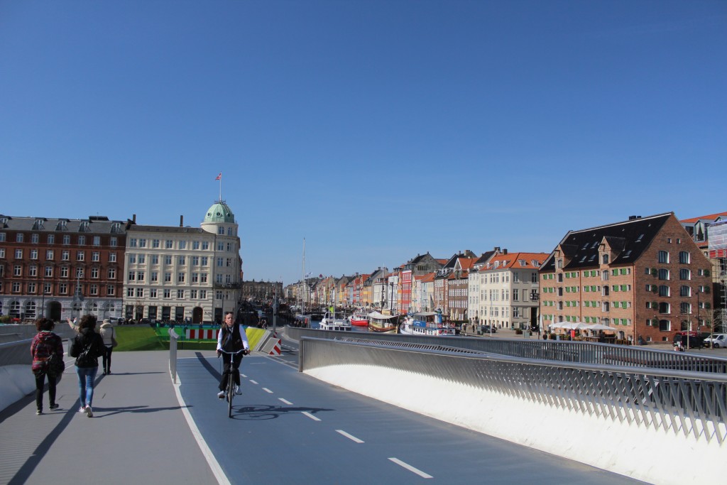 View from nnew walk-and bike bridge in direction to Nyhavn