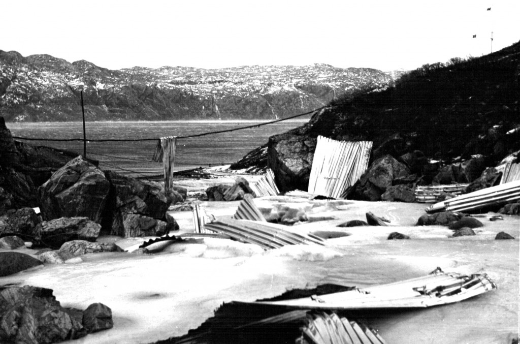 Her her ligger Maskinbanjens tagplader overalt på fly pohalingspladsen. I baggrunden ses Flådesattiones Flagplads. Foto 1961