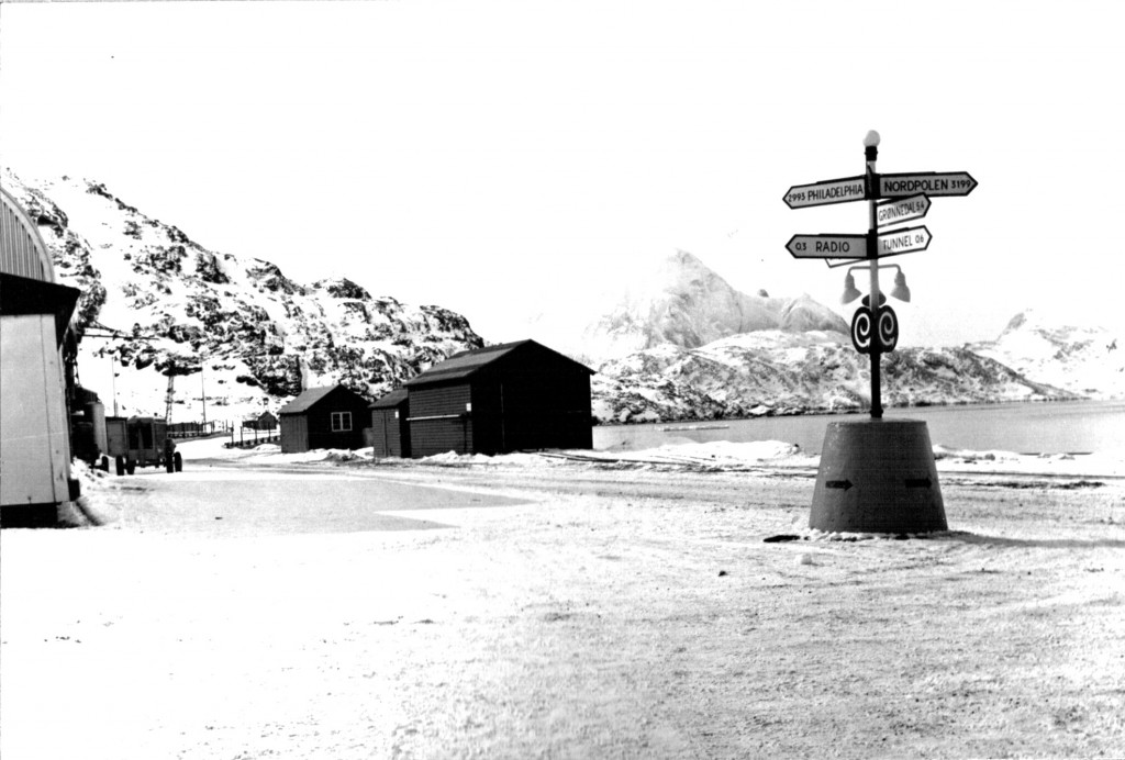 Ivigtut. Udsigt mod 1411 m højt Kugnait Fjeld. Foto 1961.