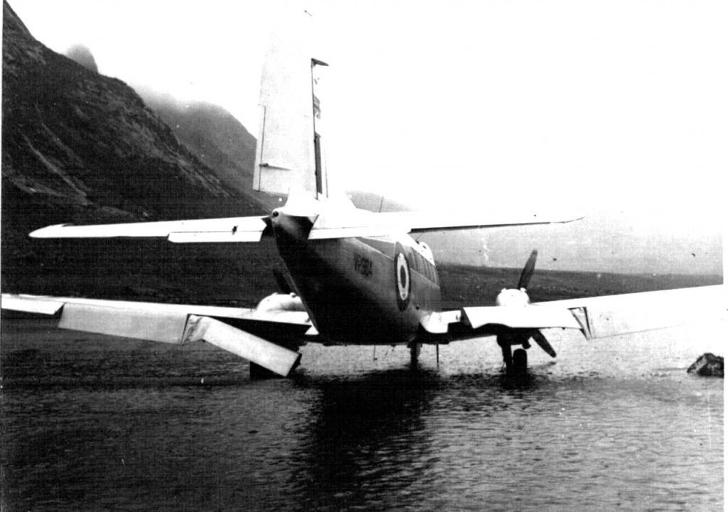 Nødlanding af britisk propelfly. Foto 1961.