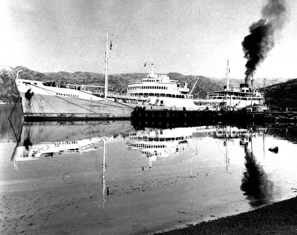 Fragtskib ved kaj Haven, Flådestation Grønnedal. Foto 1961.