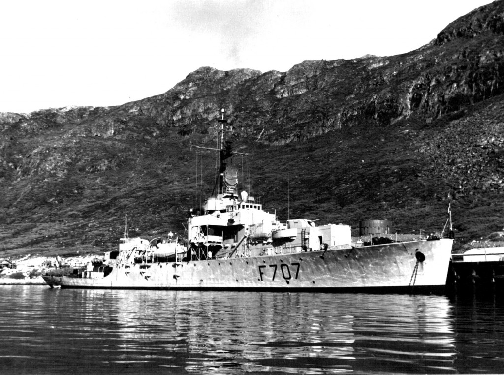 Krigsskib L´Aventure ved kaj, Havnen, Flådestation Grønnedal. Foto 1961