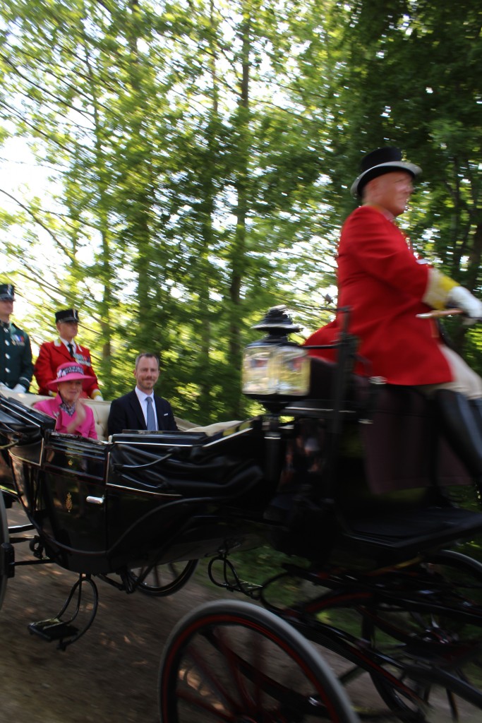Dronningen og Miljøministen ankommer i karet med hestespand til Esrum Møllegård og Kloster. Foto den 29. maj kl 16 af erik K Abrahamsen