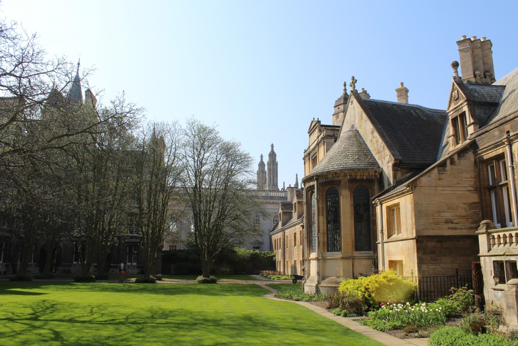 Gonville and Caius College courtyard. Pho in direction to Senate House and King´s Chapel. Photo 20. april 2018 by Erik K Abrahamsen.